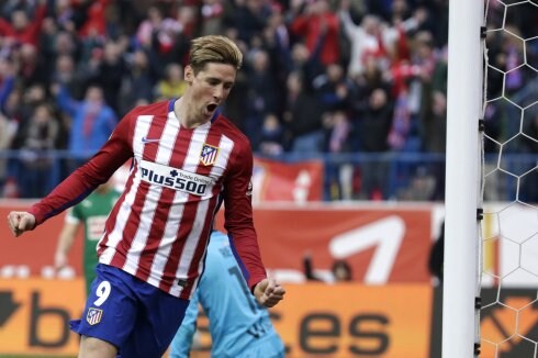 Torres celebra su ansiado gol número cien. :: efe