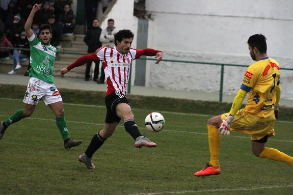Iker Alegre encara al Pulpo
Romero para hacer el gol
que abría el marcador en
La Eragudina.
