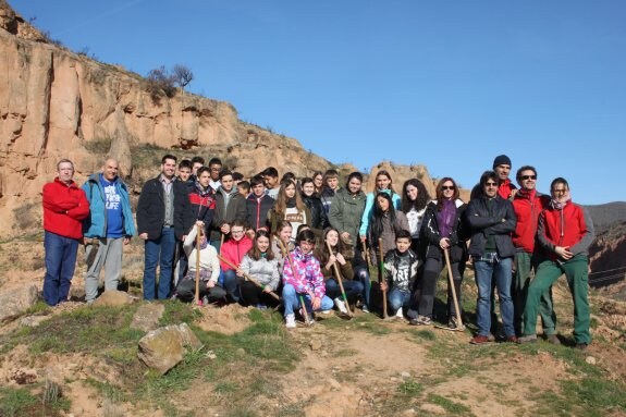 Las jornadas medioambientales comenzaron con una plantación de pinos y encinas en el término de Santa Marina. :: E.P.