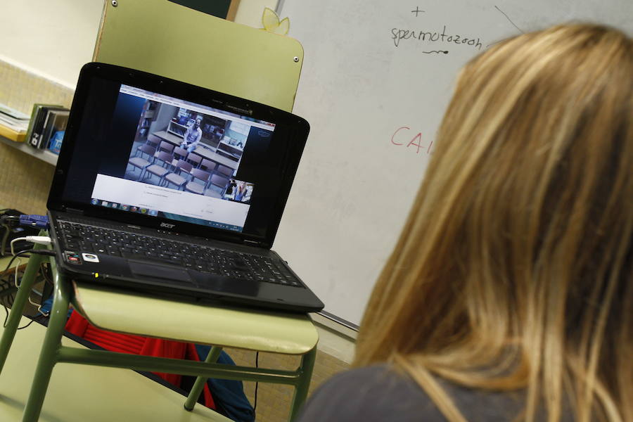 Una alumna se conecta por videoconferencia para unas clases. 