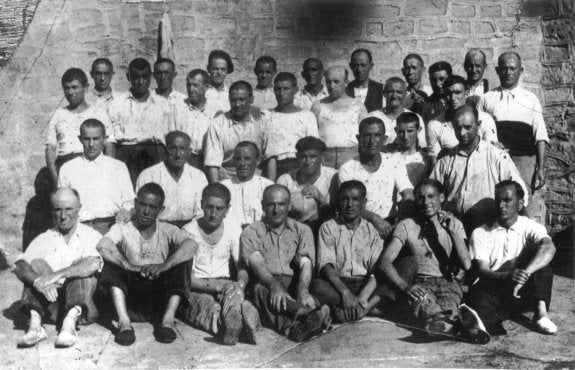 Presos en Alfaro en 1935, entre ellos doce vecinos de Casalarreina asesinados en el 36 y el alcalde Alfredo Martínez (con camiseta de tirantes), que consiguió escapar a Francia. 