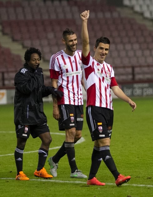 Jaime Paredes, junto a Joel Valencia y Adrián León, celebra el triunfo sobre el Guijuelo. :: fernando díaz