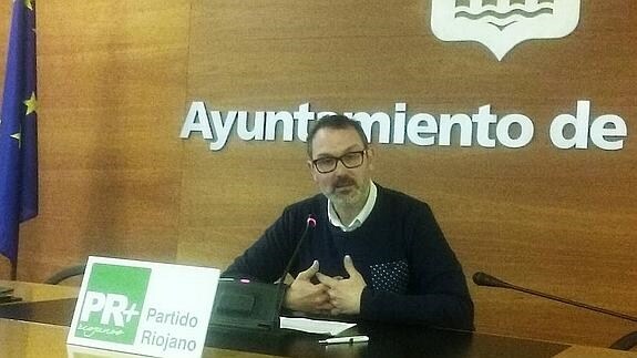 Rubén Antoñanzas explica sus razonamientos para mejorar el mecanismo de los plenos municipales. 