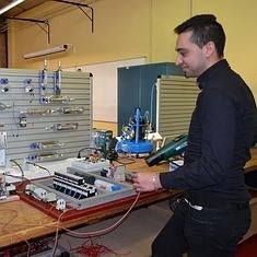 Un alumno desarrolla su trabajo en un centro de formación profesional.