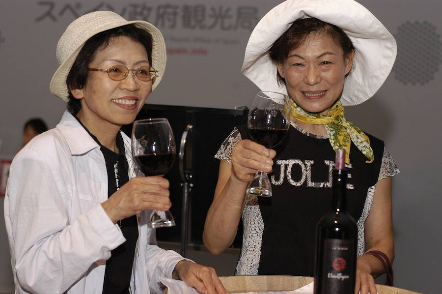 Dos mujeres japonesas brindan con Rioja. 