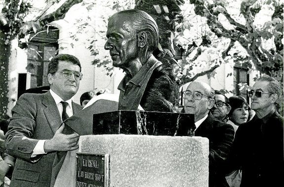 El alcalde Marín y Castroviejo inauguran el busto en honor al oftalmólogo. 
