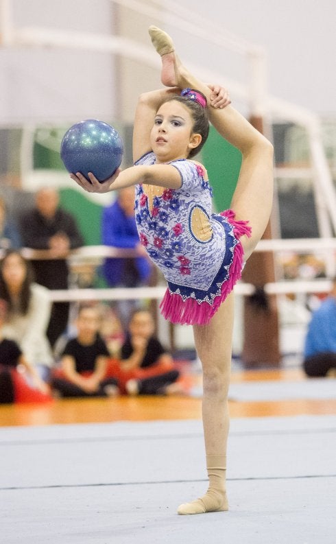 Una gimnasta realiza un ejercicio, en una actuación anterior.  :: F.D.