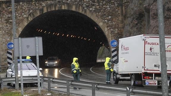 La Guardia Civil para a los camiones en el túnel de Viguera