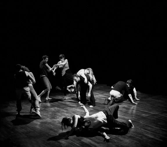 Los actores-bailarines de 'Danzad, malditos' en un ensayo del espectáculo. :: pablo rodrigo