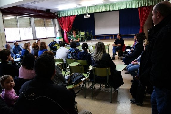 Asamblea extraordinaria de padres celebrada ayer en el colegio Obispo Blanco Nájera. :: miguel herreros