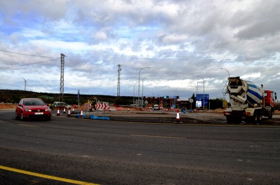 Circulación de vehículos en la nueva rotonda construida junto a la AP-68. El final de la obra está prevista para mayo. :: i.á.