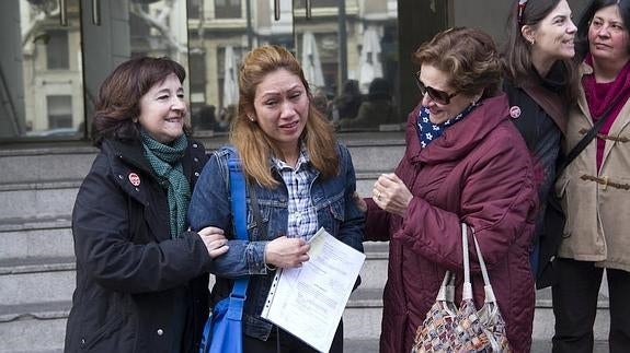 La afectada recibe el aliento de unas amigas. 