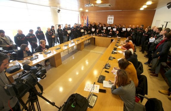 Peiró y Gutiérrez (SPPME), Villena (CCOO) y Esteban (UGT) leyeron el comunicado ante el resto de la plantilla de Bomberos. :: juan marín

