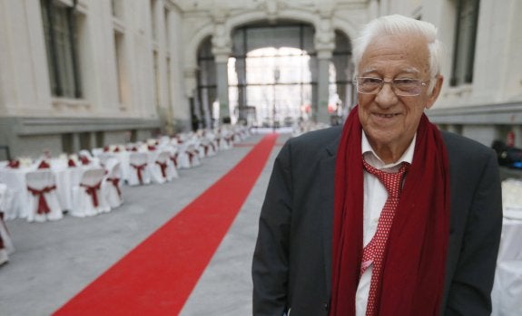 El padre Ángel, en el Ayuntamiento de Madrid durante las pasadas Navidades. :: Fernando Alvarado / efe