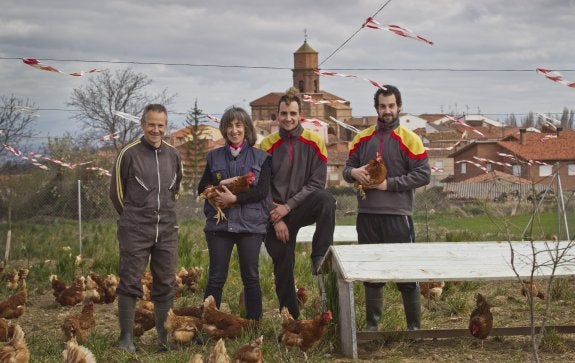 La familia Balmaseda-Carrillo, en su granja de gallinas; al fondo, Los Molinos de Ocón. :: justo rodríguez