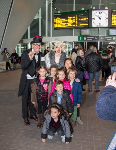 Un grupo de niños, inmortalizando su viaje con los protagonistas de la animación en el tren. :: díaz uriel