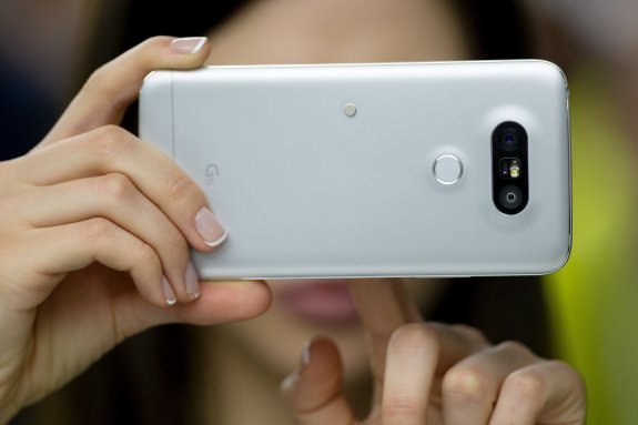 Modelo LG G5 con cámara dual. :: J. LAGO / AFP
