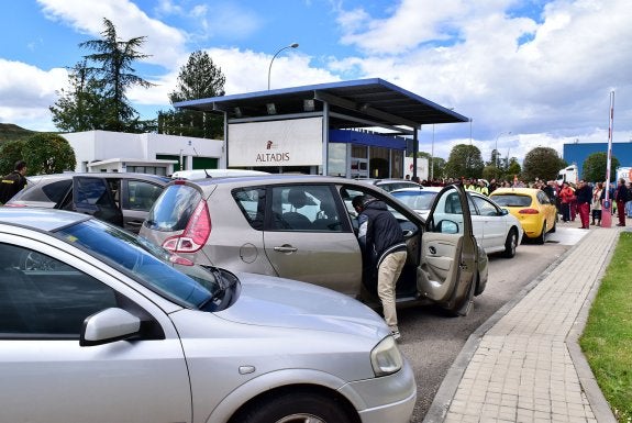 Varios coches particulares, detenidos en la entrada a las instalaciones de Altadis, durante el desarrollo de la protesta. :: miguel herreros 