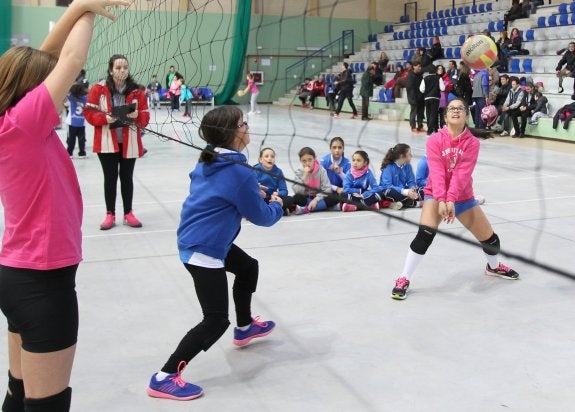 Unas niñas juegan  un partidillo en una concentración de minivoley.  