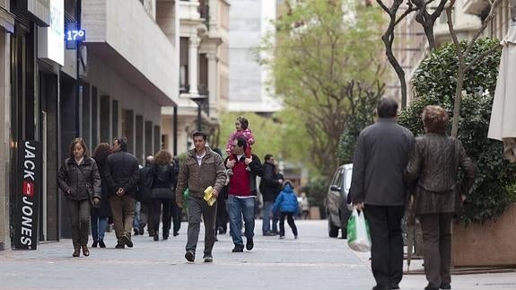 Menos bebés, más ancianos, más mujeres