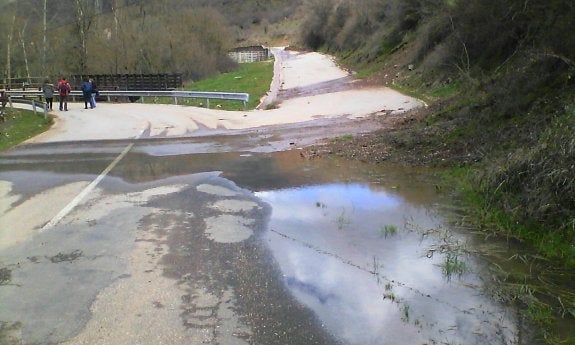 Agua que se embalsa  en la carretera