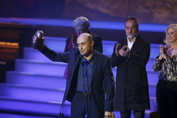 Pepe Viyuela recibe el galardón como Mejor Actor Protagonista por 'Rinoceronte'. :: juanjo martín / eFE
