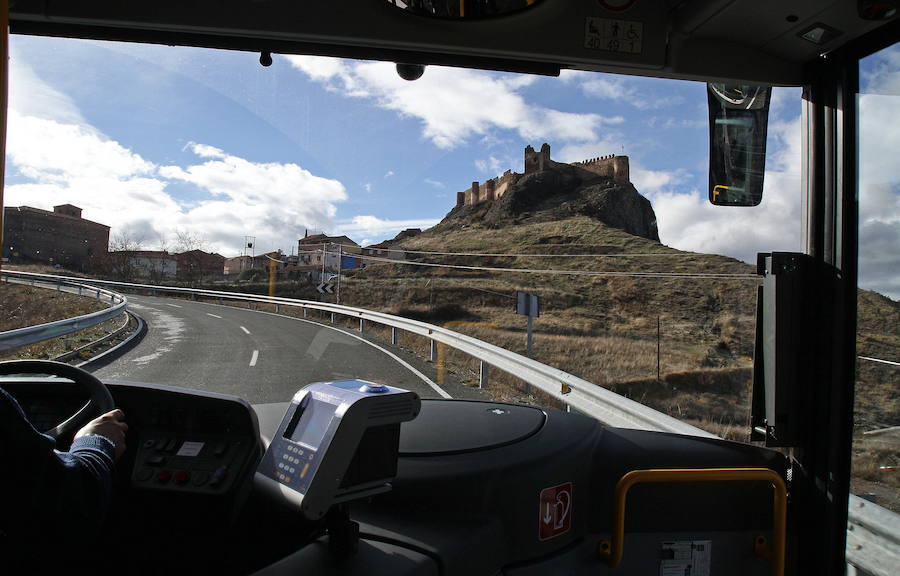 Población de Clavijo al fondo con su precioso castillo en la loma. 
