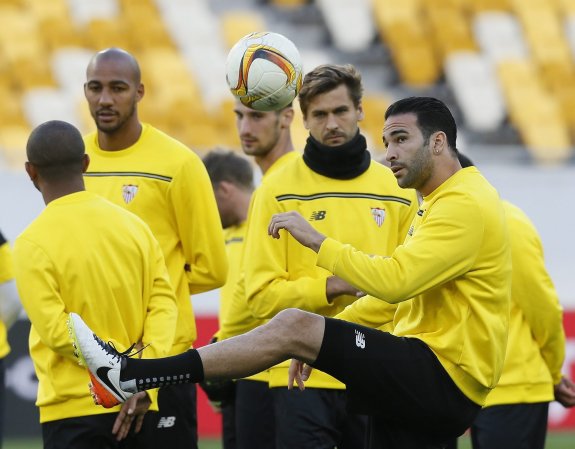 Rami y el rinconero Llorente, durante el entrenamiento del Sevilla en Lviv. :: efe
