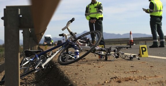Dos guardias civiles de Tráfico levantan atestado tras el atropello mortal de dos ciclistas en Málaga. :: C. Díaz / efe