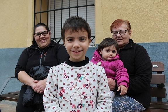 Laia, en primer plano. Detrás, su madre, Mayra; su abuela María Eugenia y su hermana pequeña Lucía, en Quel.  m.f.