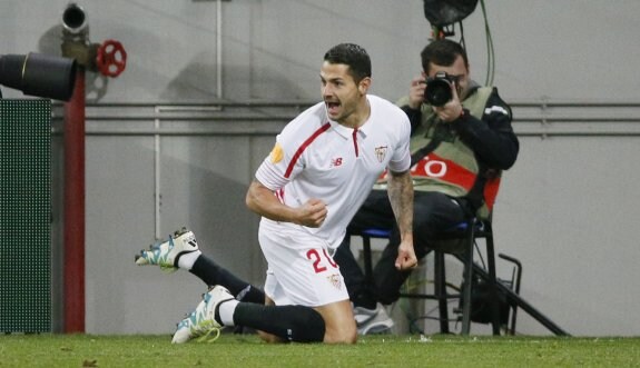 Vitolo celebra el primer tanto del Sevilla. :: efe
