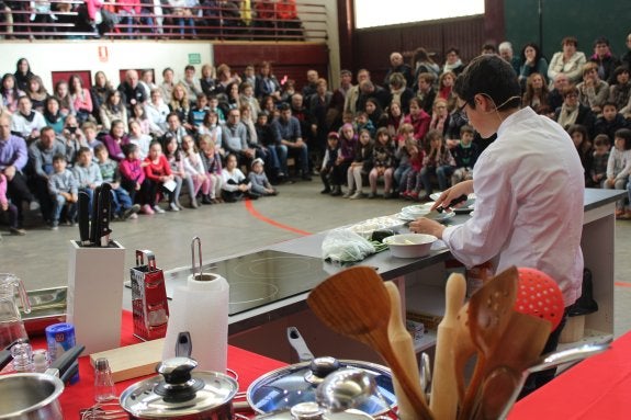 Mario, cocinando ayer en el frontón de Pradejón ante numeroso público, especialmente infantil.