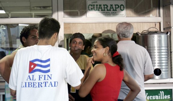 Un grupo de cubanoamericanos charlan en una cafetería de Miami. :: ap