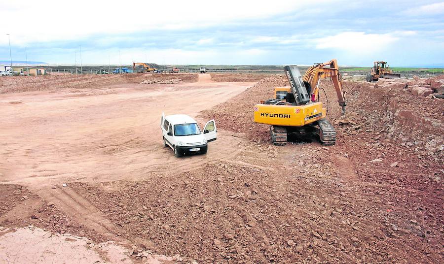 Los trabajos comenzaron hace unas semanas con el movimiento de tierras de la parcela antes del inicio de la cimentación. 