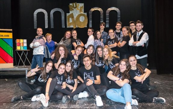 Componentes del grupo de teatro Rulé, en un descanso del ensayo celebrado ayer en el teatro Avenida. :: albo