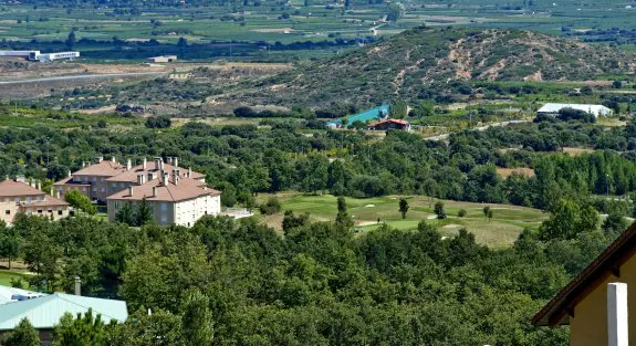 Martinsa vende por  euros el campo de golf de Sojuela y su casa club  | La Rioja