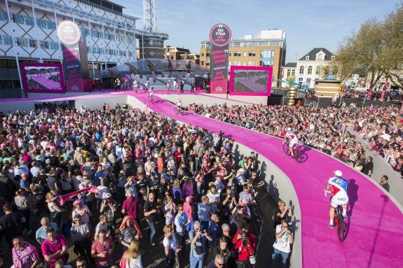 Miles de personas acudieron a la salida del Giro en tierras holandesas. :: efe