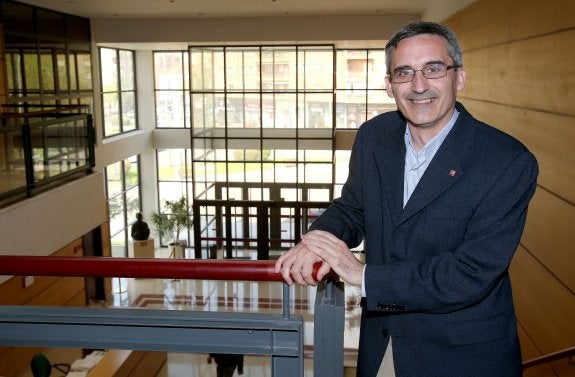 El ya rector de la Universidad de La Rioja, en las instalaciones del campus. :: juan marín