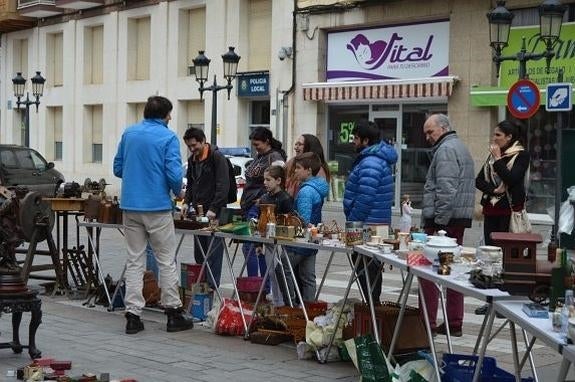 El público se acercó con curiosidad a la veintena de puestos.