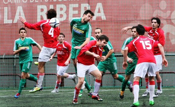 Lucha aérea durante el partido de ayer en La Ribera. 