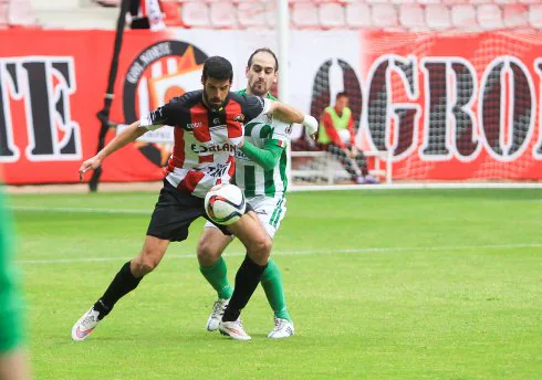 Iván Vila, autor de un gol, protege el esférico. :: fernando díaz