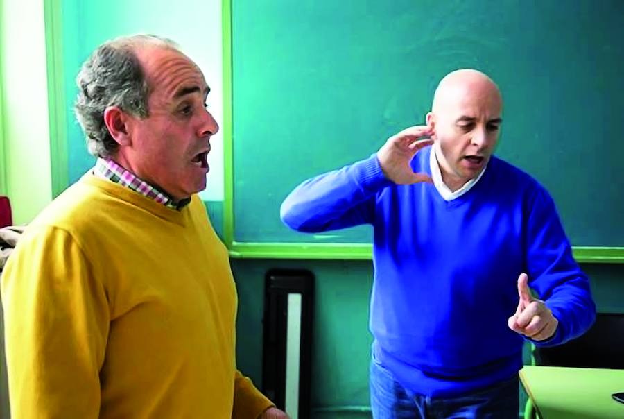 Elías hace indicaciones a Paco Martínez mientras prepara una de las piezas del concierto. 