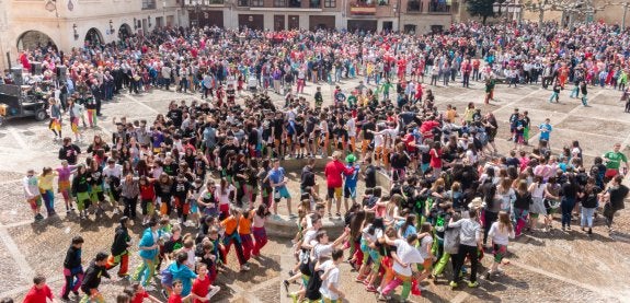 Los primeros bailes en la plaza de España, tras el disparo del cohete, evidenciaron las ganas de diversión de los calceatenses. :: albo