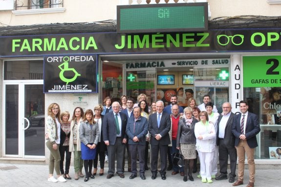 Familia, empleados y representantes locales y regionales celebraron ayer los 75 años del negocio. :: e.p.