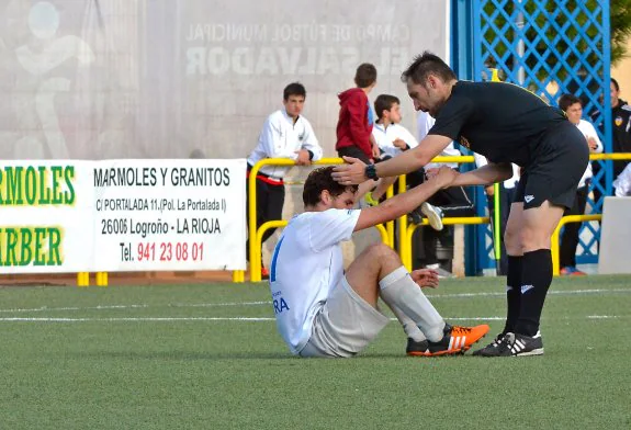 El árbitro Óscar Marín consuela a Rodrigo al finalizar el partido. :: sergio martínez