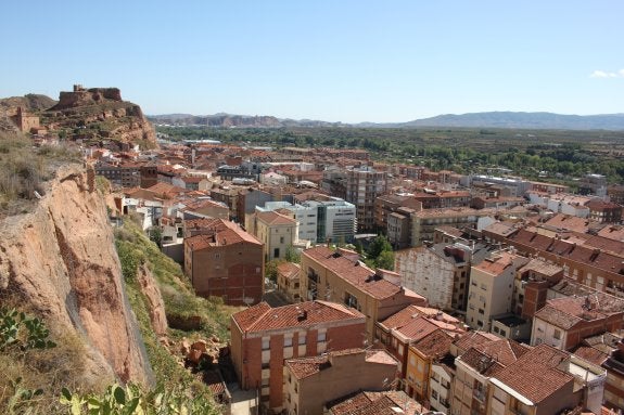 Imagen de Arnedo desde lo alto de la peña. El Ayuntamiento reparará la malla de contención y ampliará la zona de protección. :: E.P.