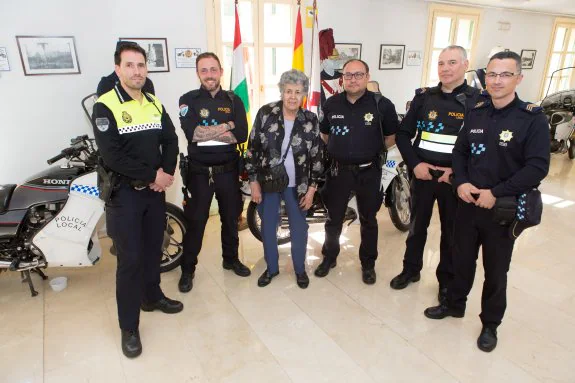 Los agentes de Policía Local Miguel Ángel, Jesús, Tomás, Pedro y Antonio posan en comisaría junto a Carmen Munguía. / SONIA TERCERO