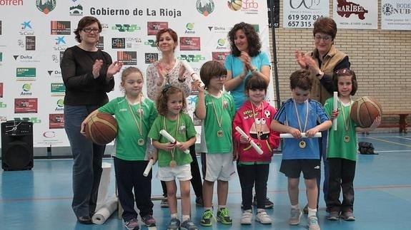 Peques y grandes, todos aportaron su granito de arena solidario. 