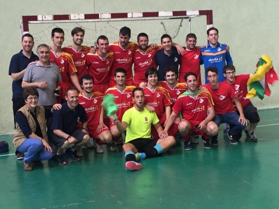 El Graccurris celebra en Tafalla el ascenso de categoría. :: l.r.