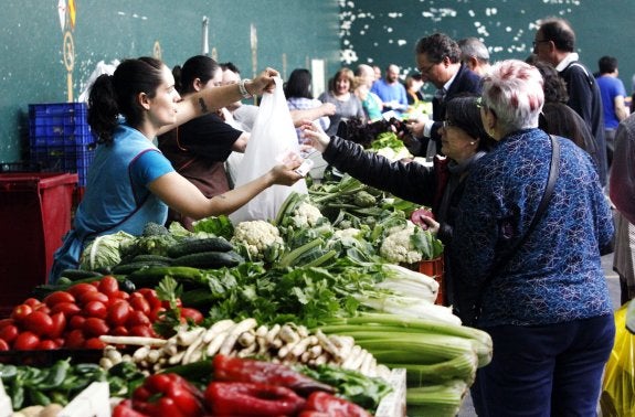 Mercado de la huerta de Varea, ayer en el polideportivo del barrio logroñés